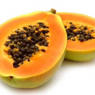 Papaia cortada ao meio mostrando polpa laranja e sementes pretas