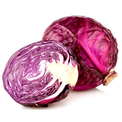 Repolho roxo inteiro e cortado ao meio sobre fundo branco