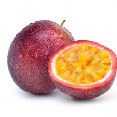 Fruto da maracujá inteiro e cortado ao meio