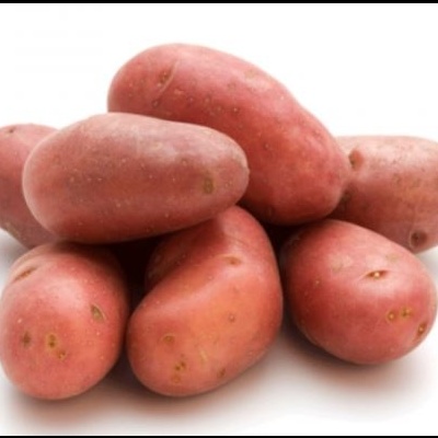 Batatas com casca vermelha empilhadas