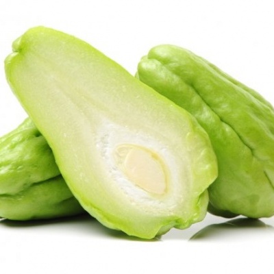 Três chuchus verdes, um cortado ao meio, fundo branco