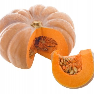 Abóbora laranja claro com uma fatia cortada mostrando sementes e polpa