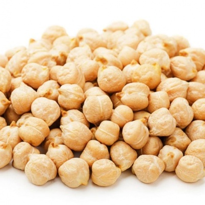 Montículo de grão-de-bico cru bege claro sobre fundo branco