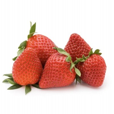 Cinco morangos vermelhos frescos com folhas verdes sobre fundo branco