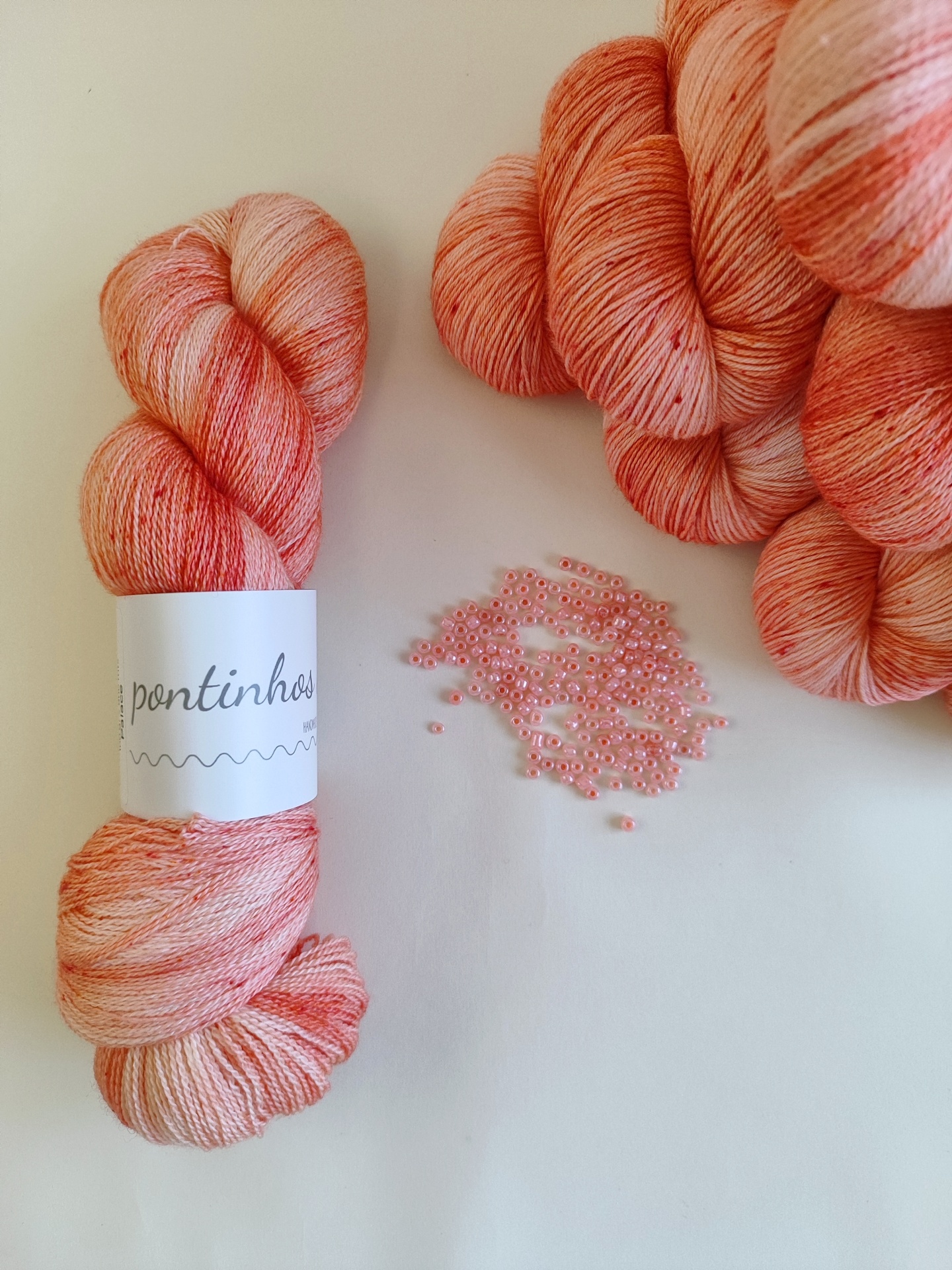 Palace Novelo de fio coral claro e laranja com miçangas cor-de-rosa e etiqueta pontinhos