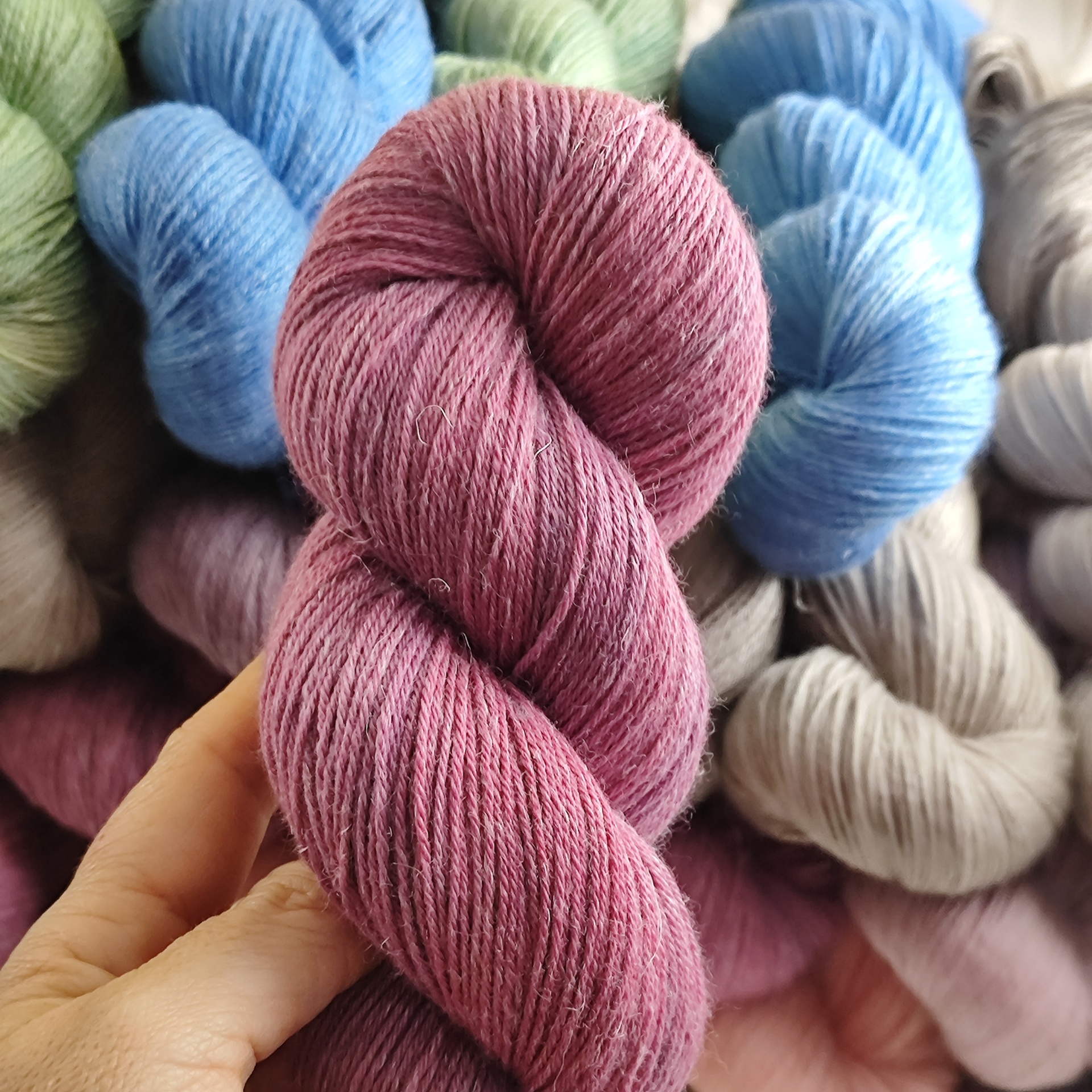 LINEN SILK Fio de lã torcido rosa queimado com outros coloridos ao fundo