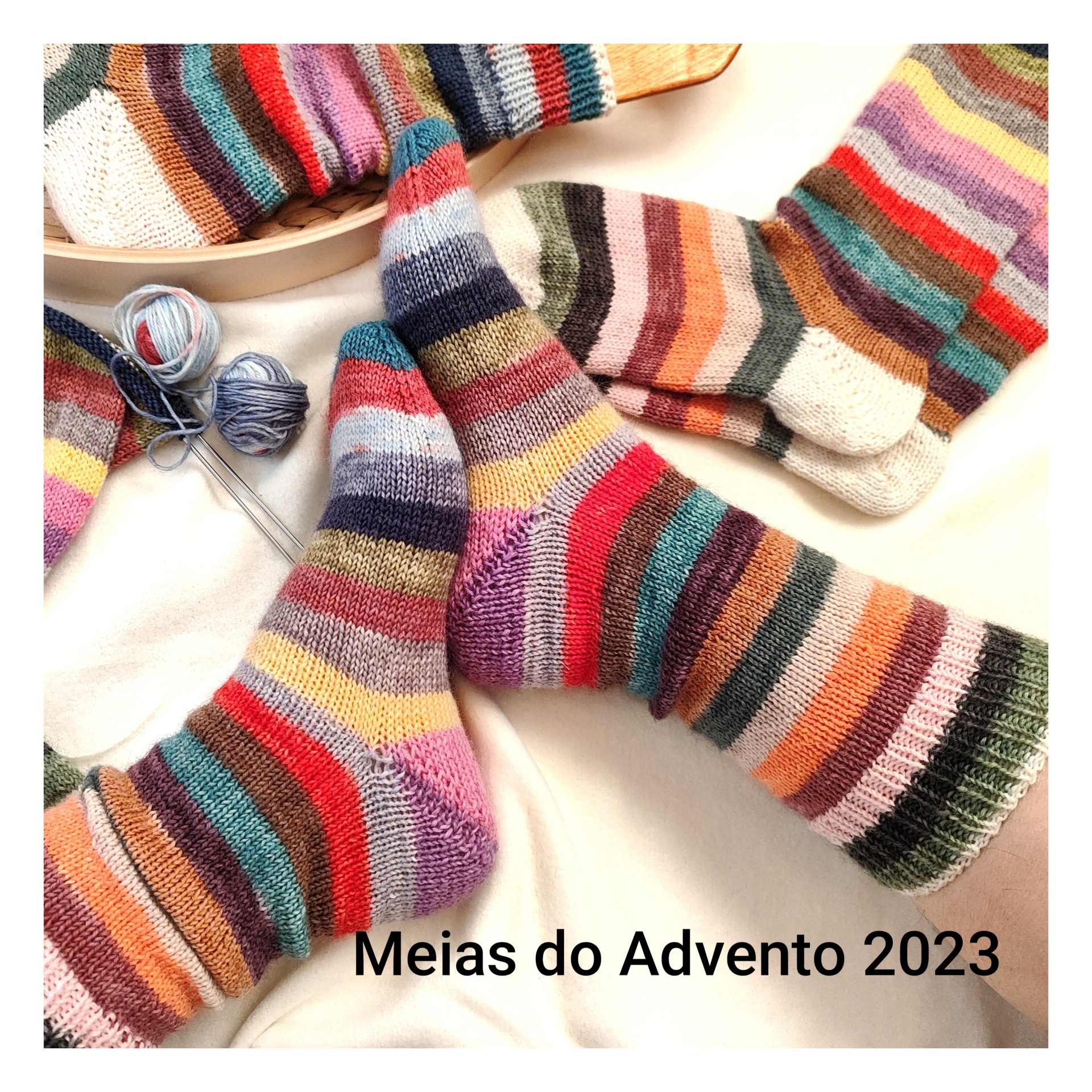 MEIAS DO ADVENTO Meias tricotadas coloridas com riscas diversas cores e novelos de lã ao fundo