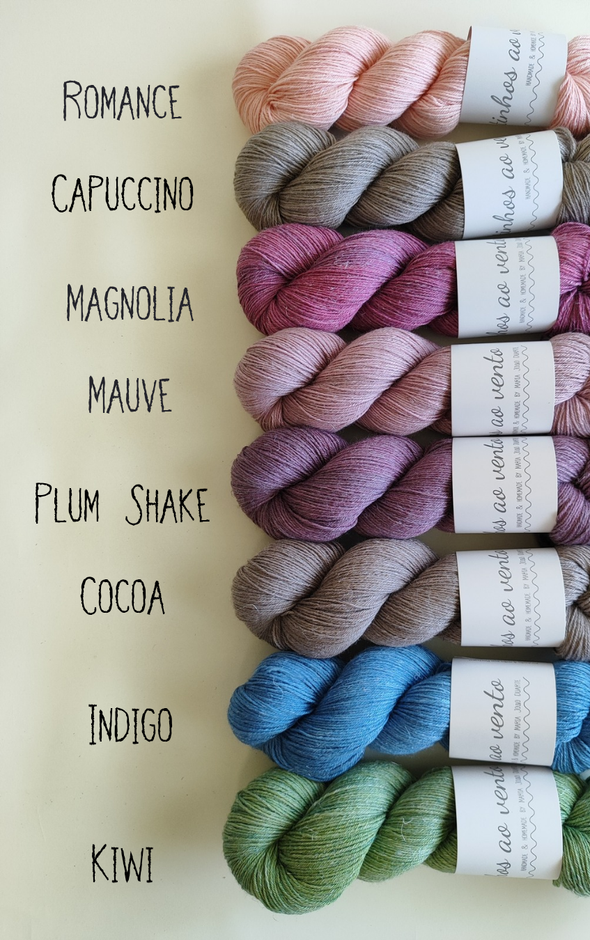 LINEN SILK Novelos de lã de várias cores com etiquetas e nomes das cores ao lado