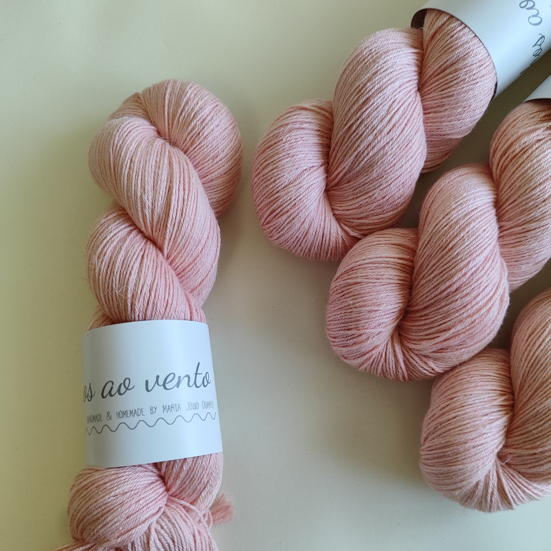 LINEN SILK Meadas de lã cor-de-rosa com rótulos brancos em fundo claro