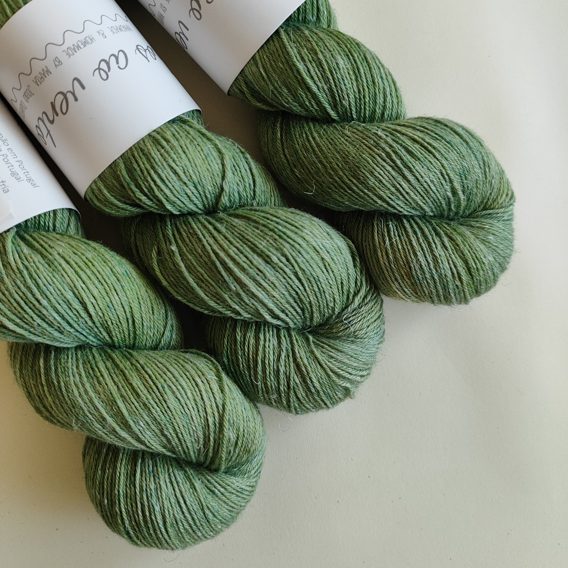 LINEN SILK Novelos de fio verde com etiqueta branca