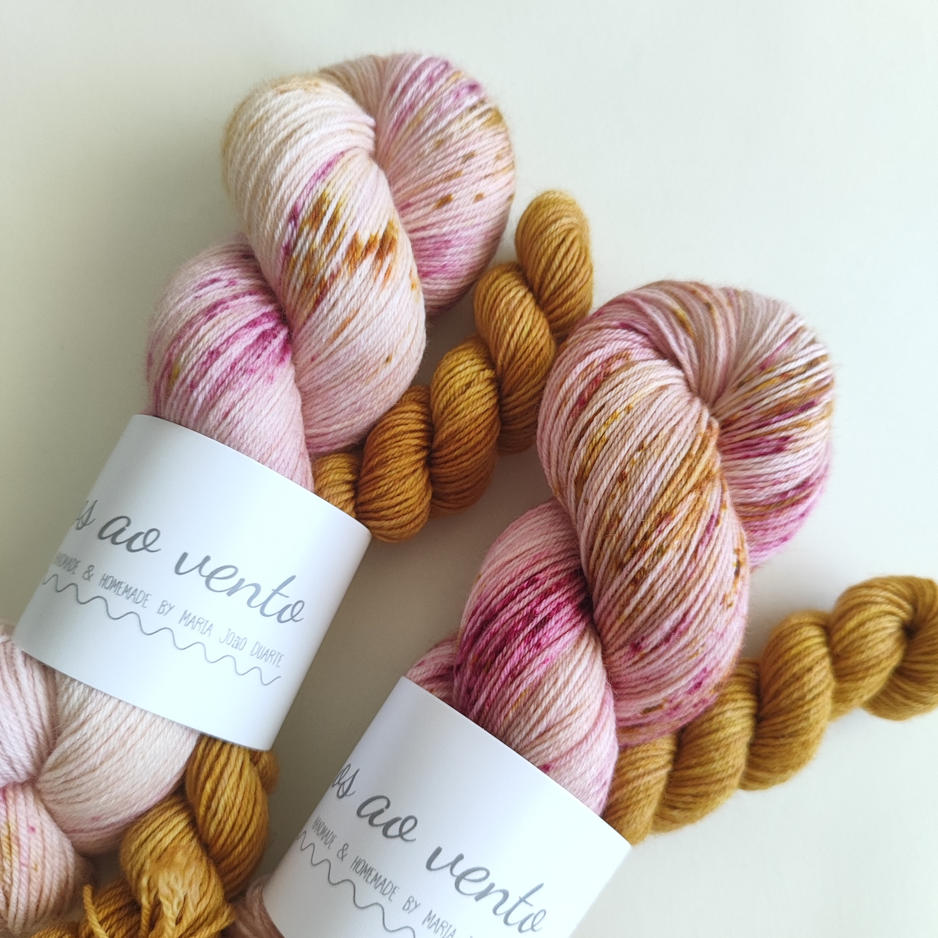 Mystery Sock Club Novelos de lã em vários tons com rótulos brancos e texto visível
