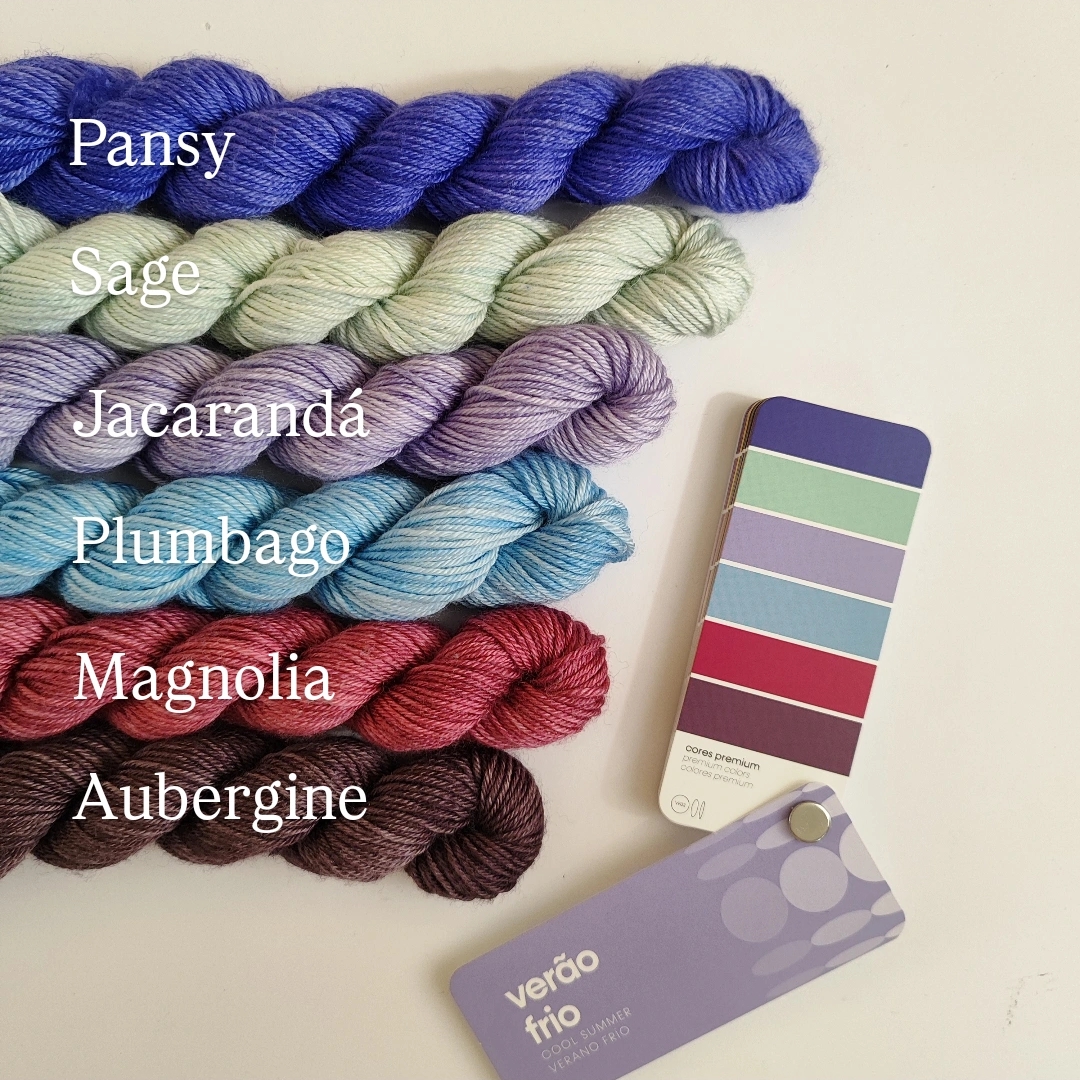 Minis Bundles - SILK MERINO Novelos de fio coloridos com nomes das cores e cartas de cores ao lado