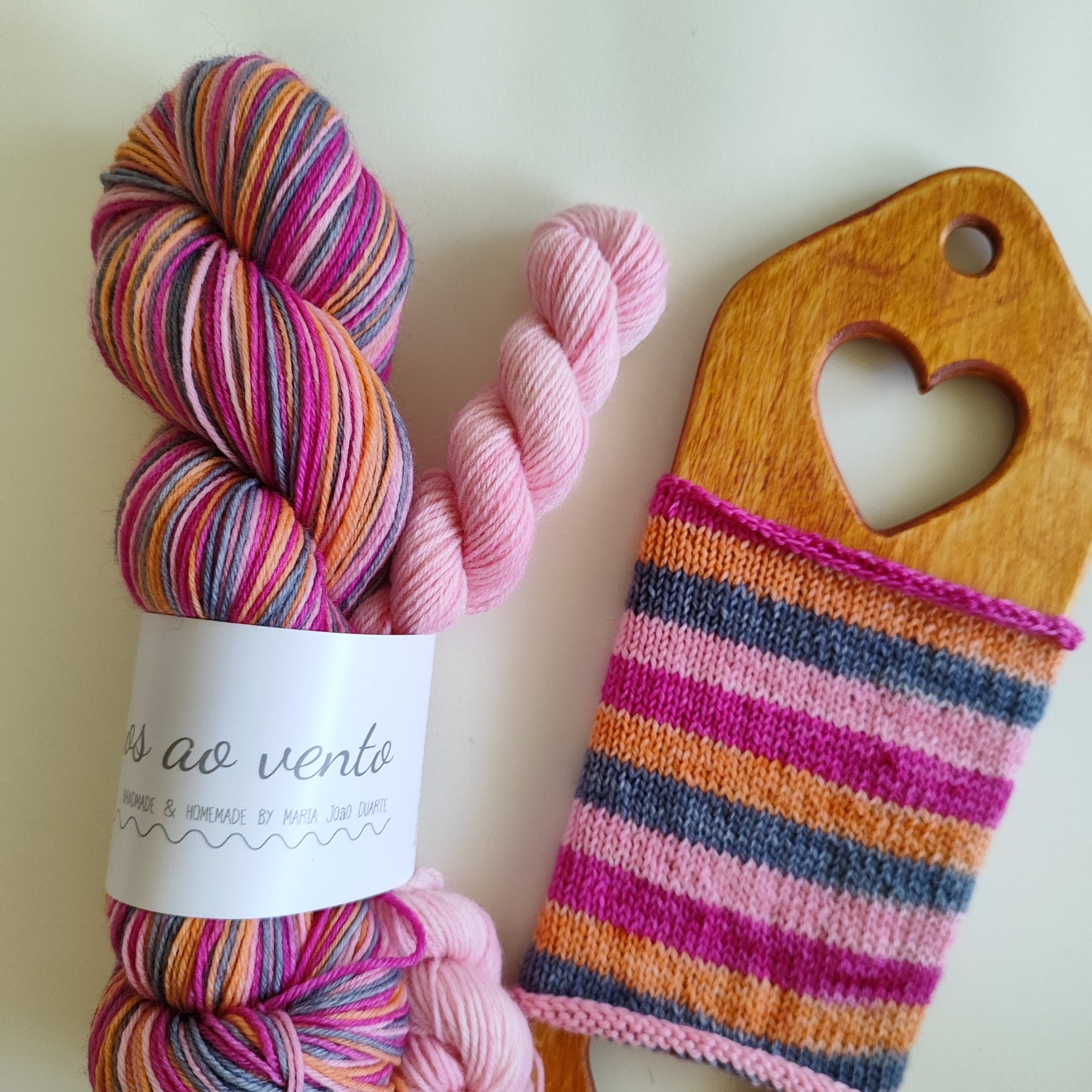 Self Striping SOCK Novelos de lã coloridos e placa de madeira com coração recortado e pano tricotado