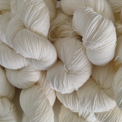 Novelos de fio creme organizados em camadas