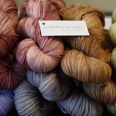 Novelos de lã coloridos com etiqueta 'partilhas ao vento'