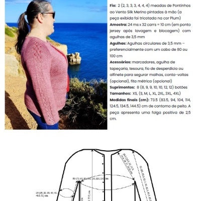 Mulher a usar casaco vermelho junto ao mar com céu azul e falésia ao fundo