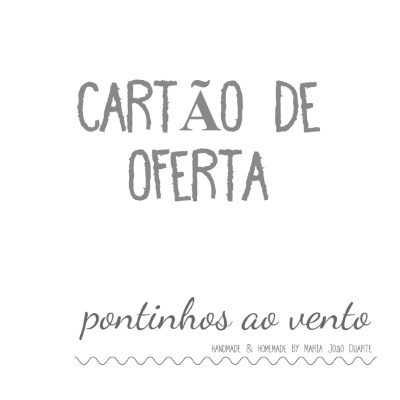 Cartão de oferta com texto em cinzento e letras cursivas sobre fundo branco