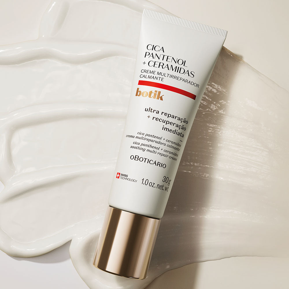 Creme Multirreparador Calmante Botik Cica Pantenol e Ceramidas 30g Tubo branco de creme multi reparador com tampa dourada sobre superfície com creme espalhado.