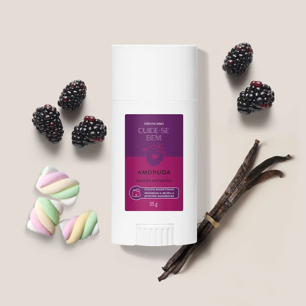 Stick Antifricção Cuide-se Bem Amoruda Desodorizante bastão branco com rótulo roxo vinho e amoras, vagens de baunilha e marshmallows coloridos ao redor.