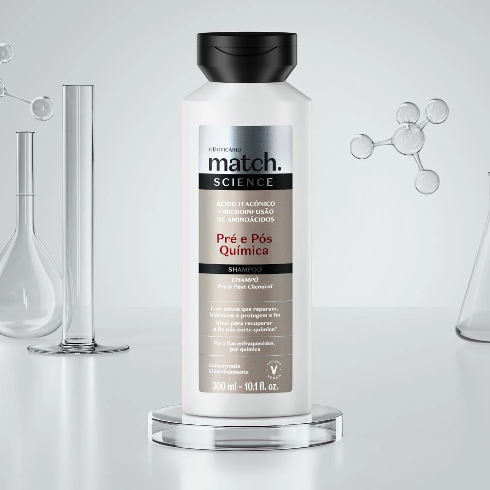 Shampoo Match Science Pré e Pós-Química, 300ml Frasco branco de champô O Boticário match SCIENCE com tampa preta em fundo branco