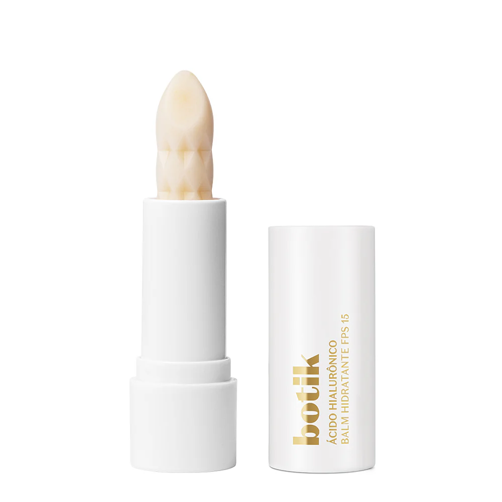 Balm Labial Hidratante Ácido Hialurónico Botik Bálsamo hidratante labial branco com tampa ao lado e produto texturizado