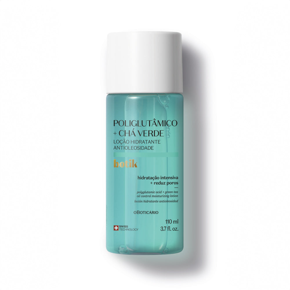 Loção Hidratante Antioleosidade Poliglutâmico + Chá Verde Botik, 110ml Frasco azul translúcido com tampa branca de loção hidratante antioleosidade Poliglutâmico + Chá Verde