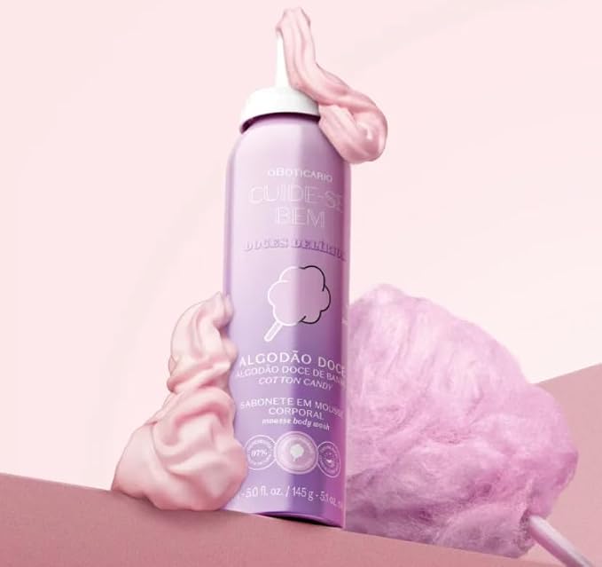 Sabonete Em Mousse Corporal Cuide-se Bem Doces Delírios Algodão Doce 150ml Frasco lilás de mousse corporal com algodão doce rosa e fundo rosa claro