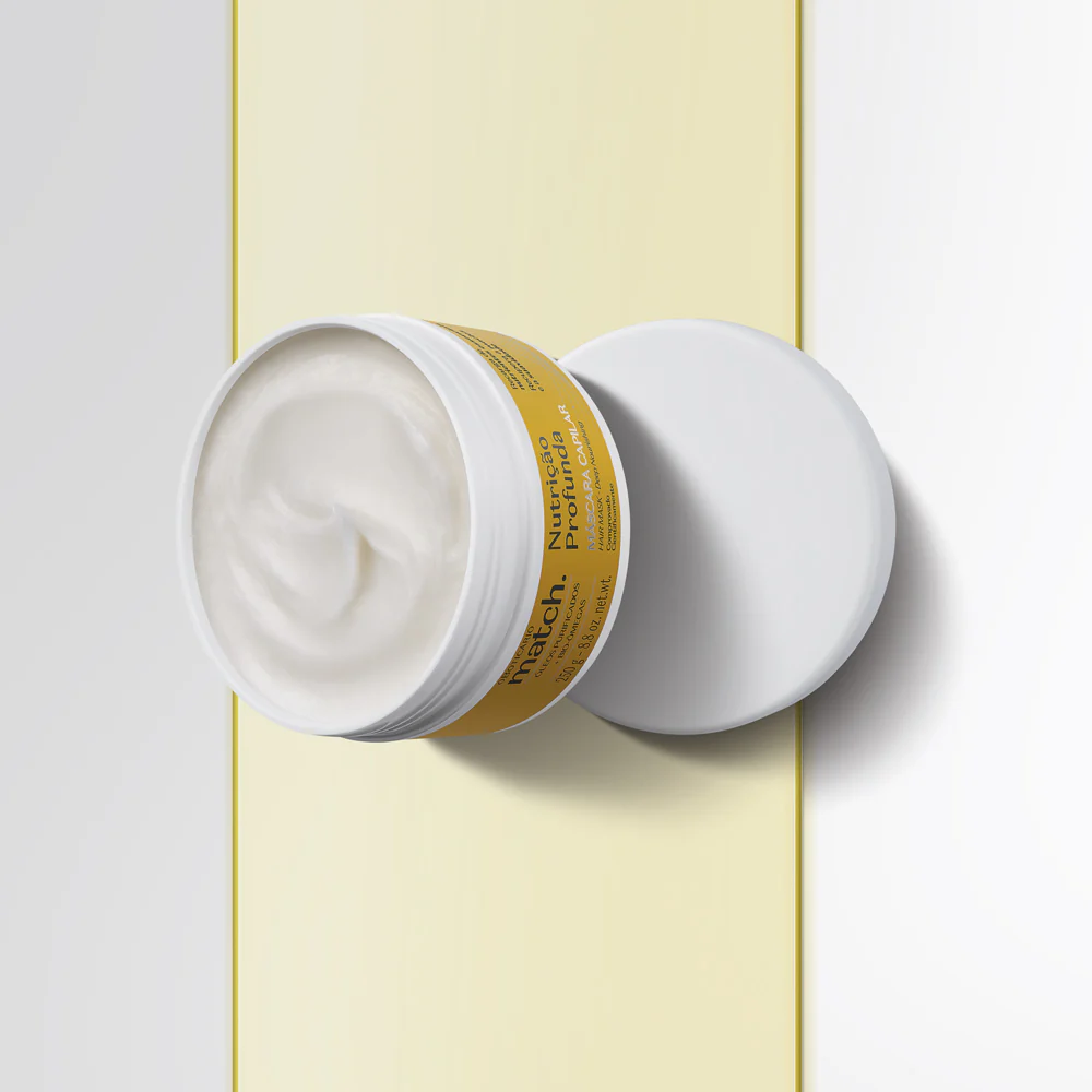 Match Máscara Capilar Nutrição Profunda 70g Frasco aberto de creme para cabelo com rótulo amarelo