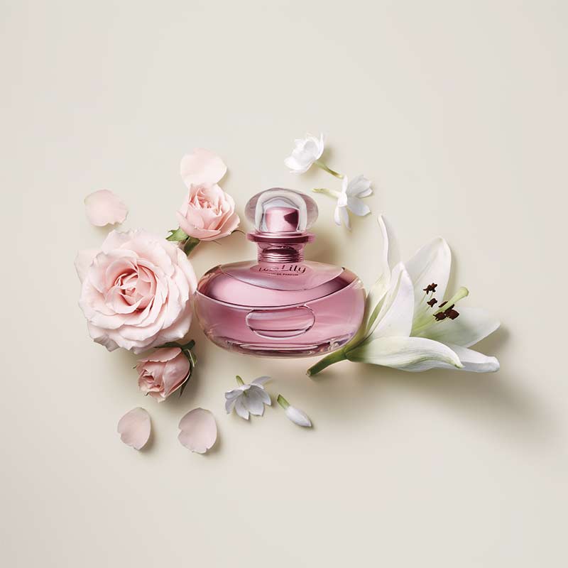 Love Lily Eau de Parfum, 75ml Frasco de perfume rosa com flores ao redor
