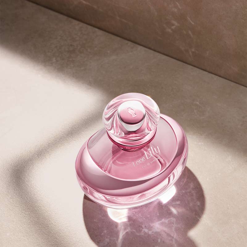 Love Lily Eau de Parfum, 75ml Frasco de perfume rosa translúcido em vidro arredondado com tampa decorativa