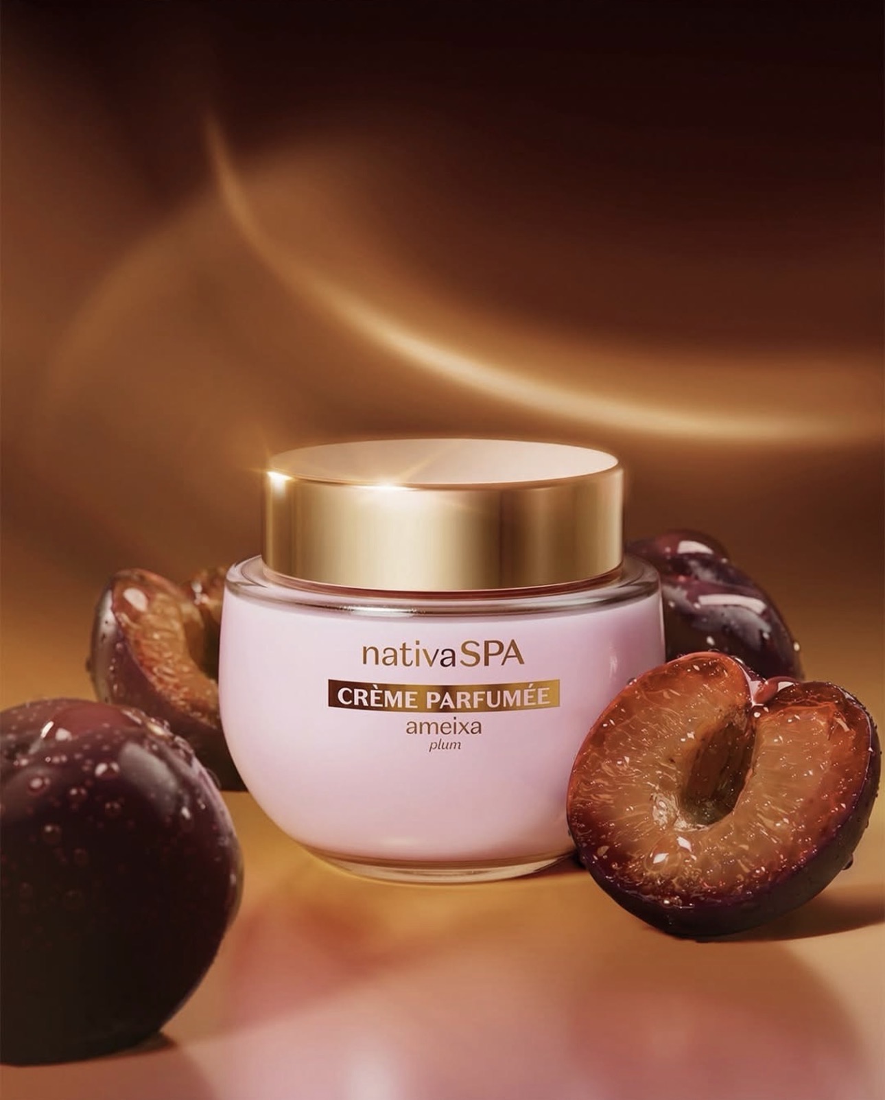 Crème Parfumèe Ultra Perfumado Nativa Spa Ameixa 200g Frasco creme perfumado nativaSPA ameixa com tampa dourada ao lado de ameixas frescas