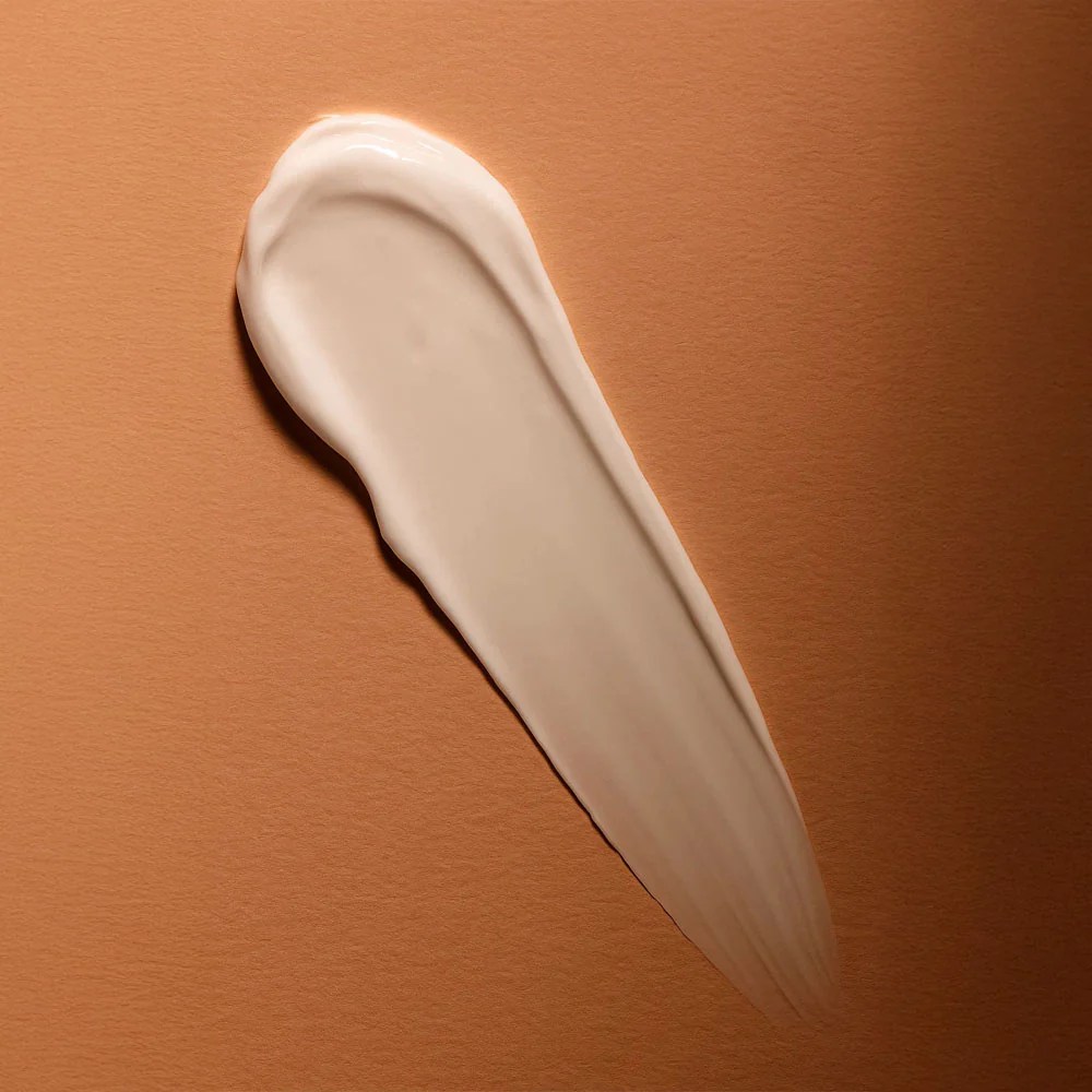 Pele clara com creme cosmético esbatido