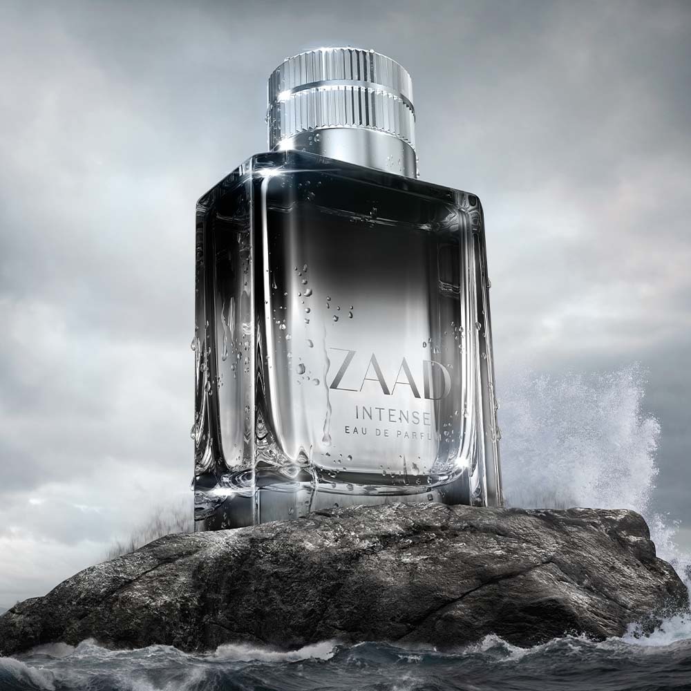 Zaad Eau de Parfum, 95ml Frasco de perfume transparente ZAAD INTENSE sobre uma rocha no mar