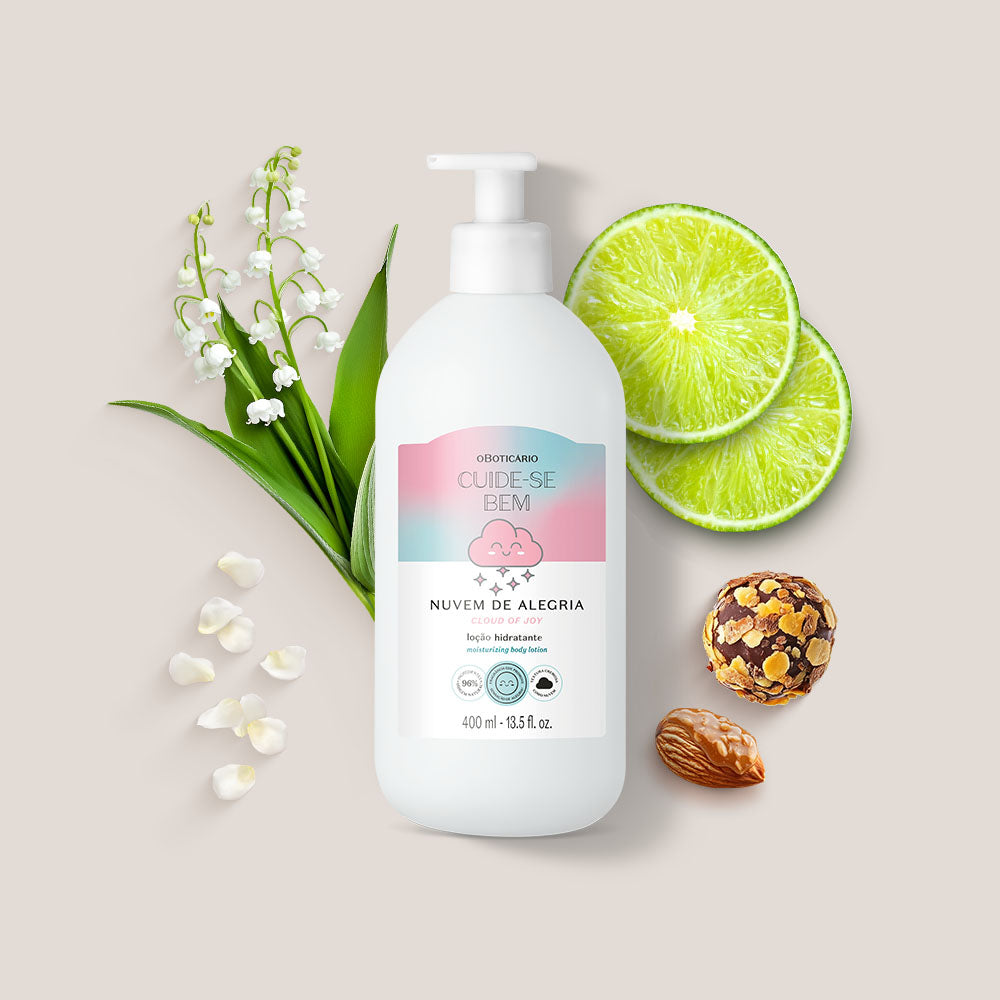 Frasco branco de loção hidratante com doseador e flores brancas, fatias de lima, chocolate e amêndoa ao redor