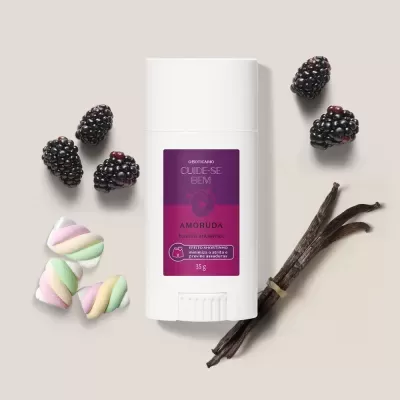 Desodorizante bastão branco com rótulo roxo vinho e amoras, vagens de baunilha e marshmallows coloridos ao redor.