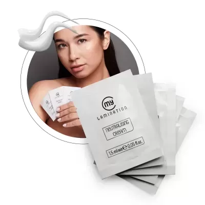 Pacotes da My Lamination Neutralising Cream com mulher segurando