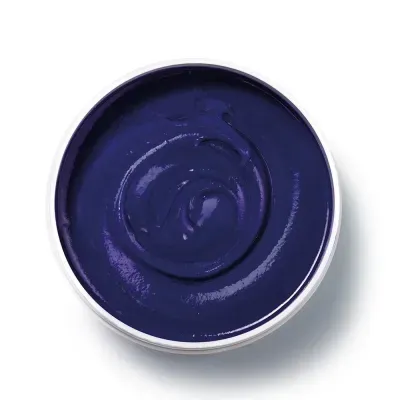 Pote redondo branco com pasta azul escura cremosa