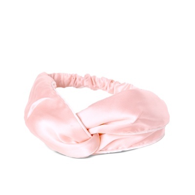 Turbante cor-de-rosa claro em tecido acetinado com nó frontal