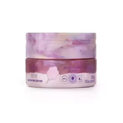 Creme corporal em embalagem rosa com tampa marmorizada e texto ALGODÃO DOCE