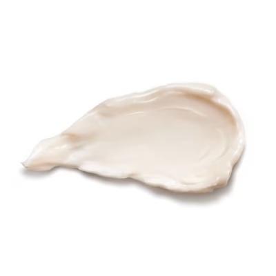 Amostra de creme bege claro com textura lisa em fundo branco