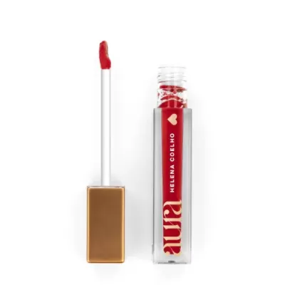 Batom líquido vermelho Aura Helena Coelho com aplicador e embalagem transparente e dourada