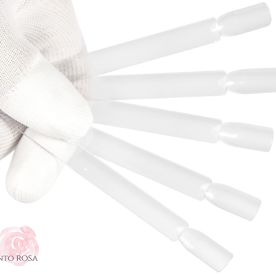 Cinco dummies de unha brancos com luva em fundo branco