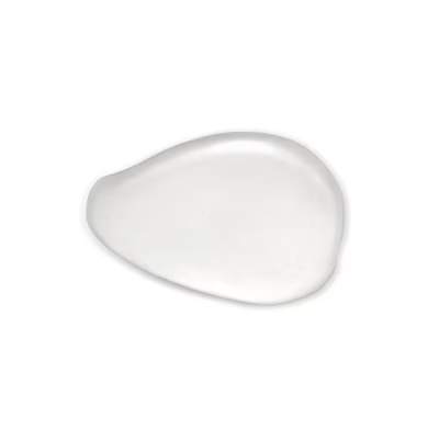 Disco de gel transparente oval sobre fundo branco