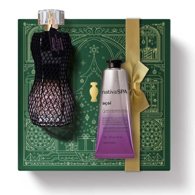 Conjunto de presente com perfume e creme para mãos numa caixa verde com padrão dourado.
