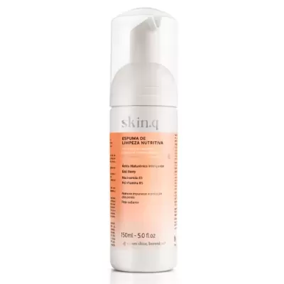 Frasco branco com doseador e rótulo laranja de espuma de limpeza skin.q