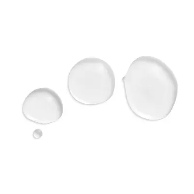 Quatro gotas de líquido transparente de diferentes tamanhos sobre fundo branco