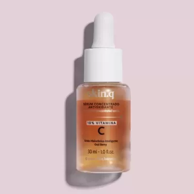 Frasco sérum vitamina C com conta-gotas em fundo rosa