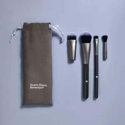 Conjunto de pincéis de maquilhagem e bolsa cinzenta com texto Quem Disse, Berenice?