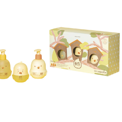 Conjunto kit casinha Boti Baby em embalagem com ilustrações e três dispensadores amarelos em forma de pintinho.