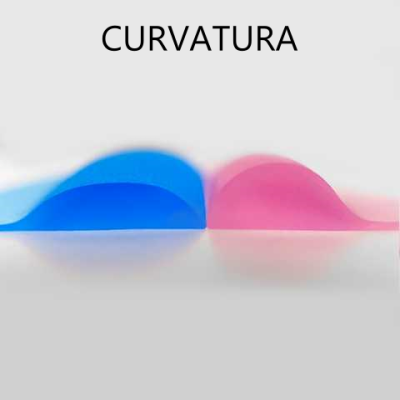 Duas lâminas curvas, azul e rosa, sobre superfície branca com texto 'CURVATURA'